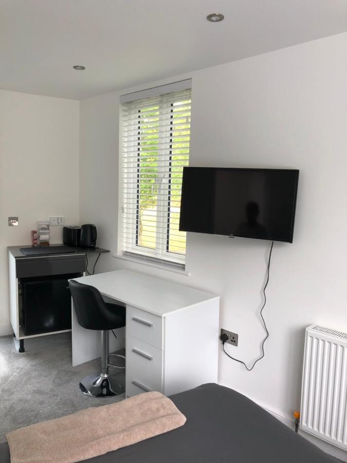 Self Contained Ensuite Double Bedroom With Own Entrance Free Off Street Parking London