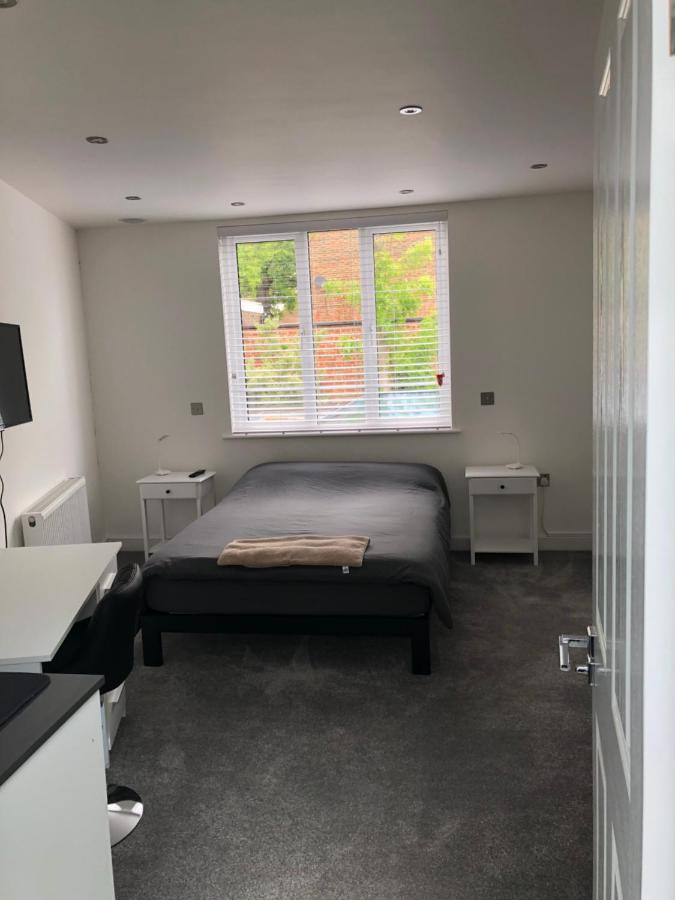Self Contained Ensuite Double Bedroom With Own Entrance Free Off Street Parking Homestay *