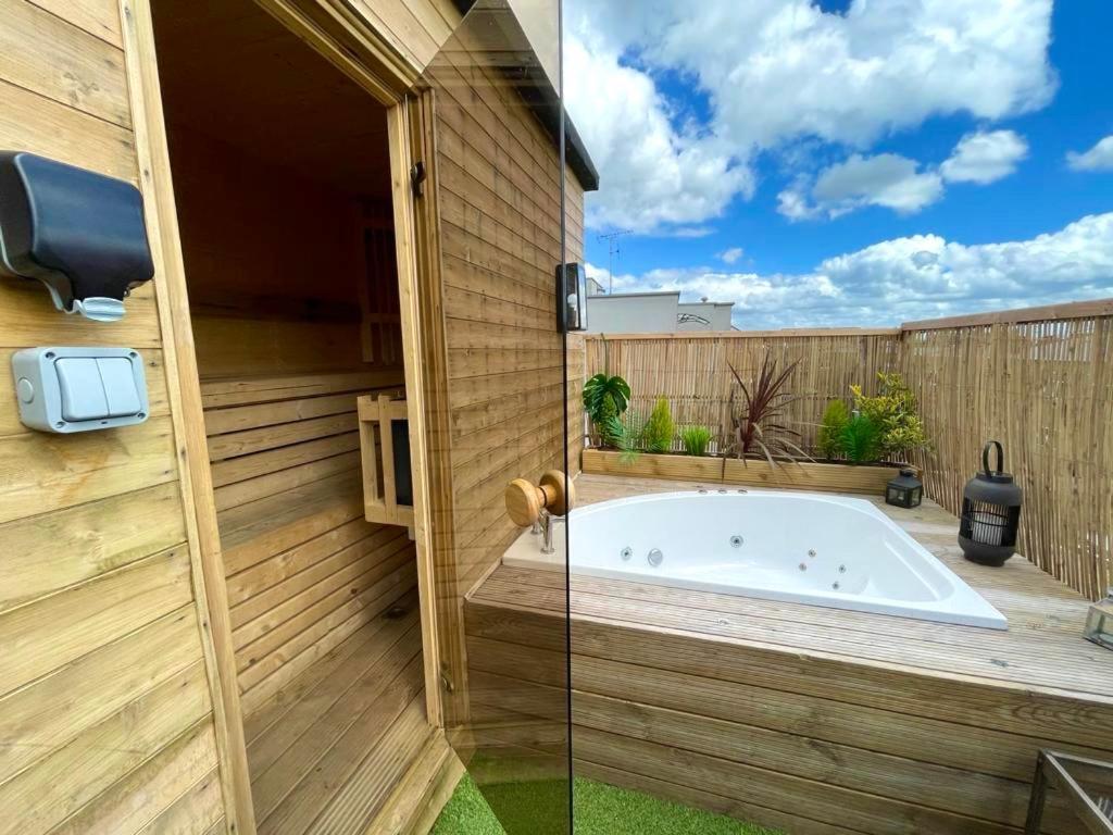 Apartment 2 Bedroom Roof Terrace With Sauna Jakuzzi And Outdoor Cinema London