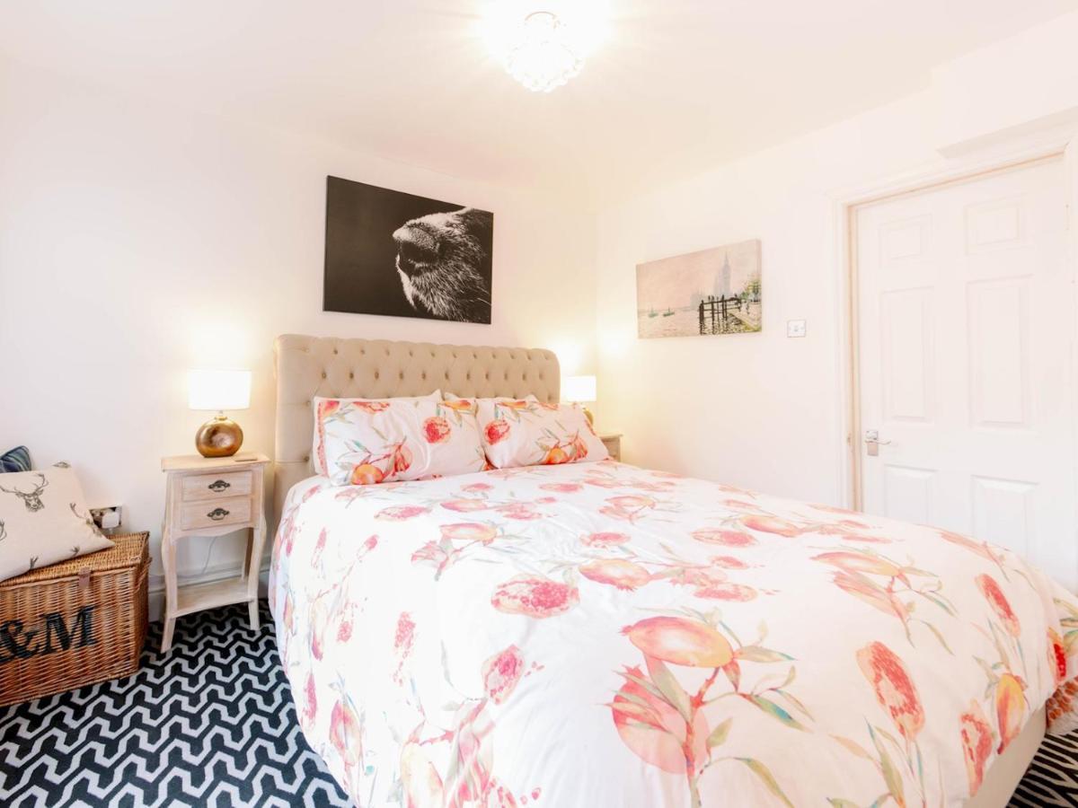 Pass The Keys Recently Renovated 1br Flat With Private Garden In South London