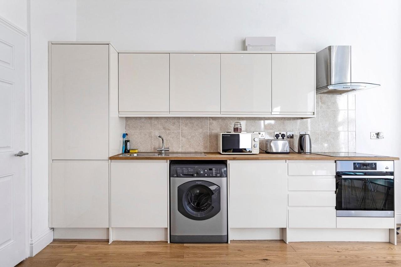 Stylish 2 Bed Apartment-zone 2 - 10 Minutes To The Heart Of London- Sleeps Up 8 *
