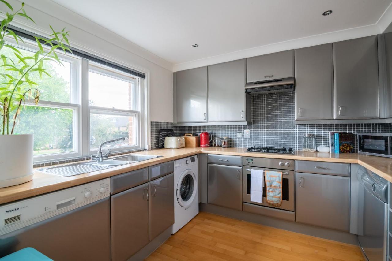 Pleasant Putney Close To The Tube Station By Underthedoormat London