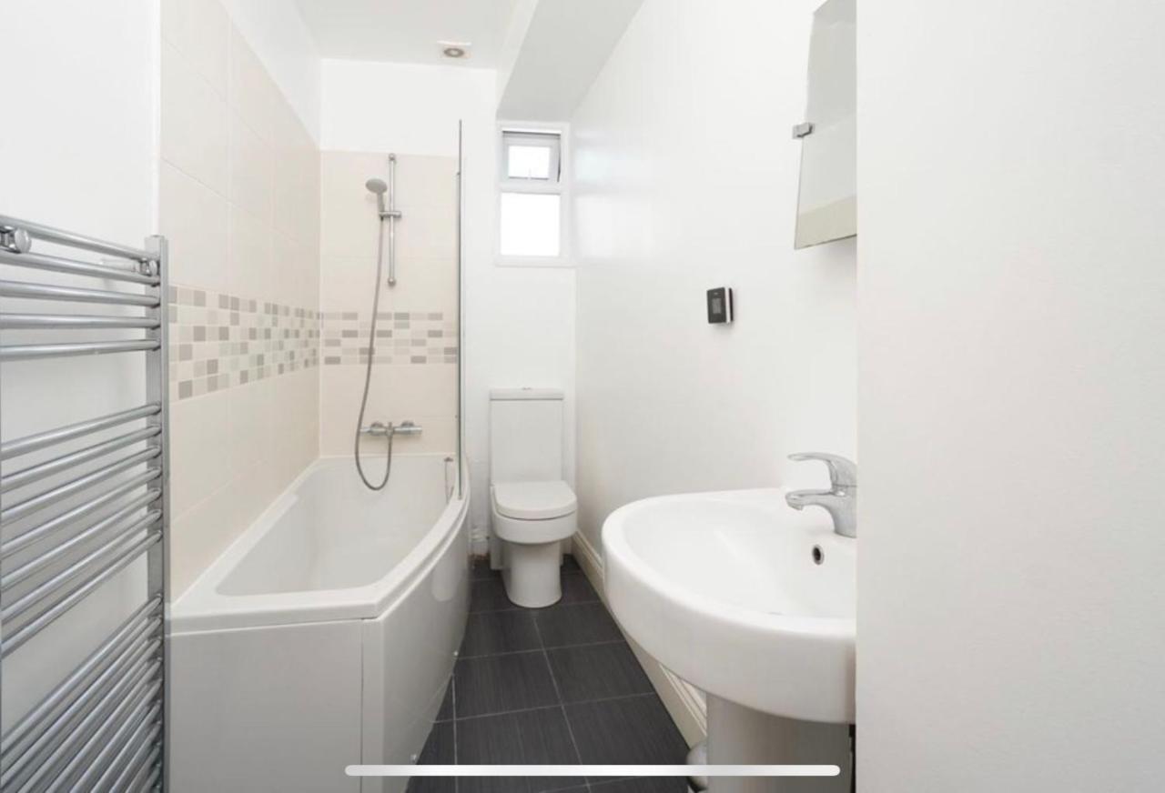 35 Mins To London. 3 Bedrooms. 2 Bathrooms With Garden Semesterbostad London