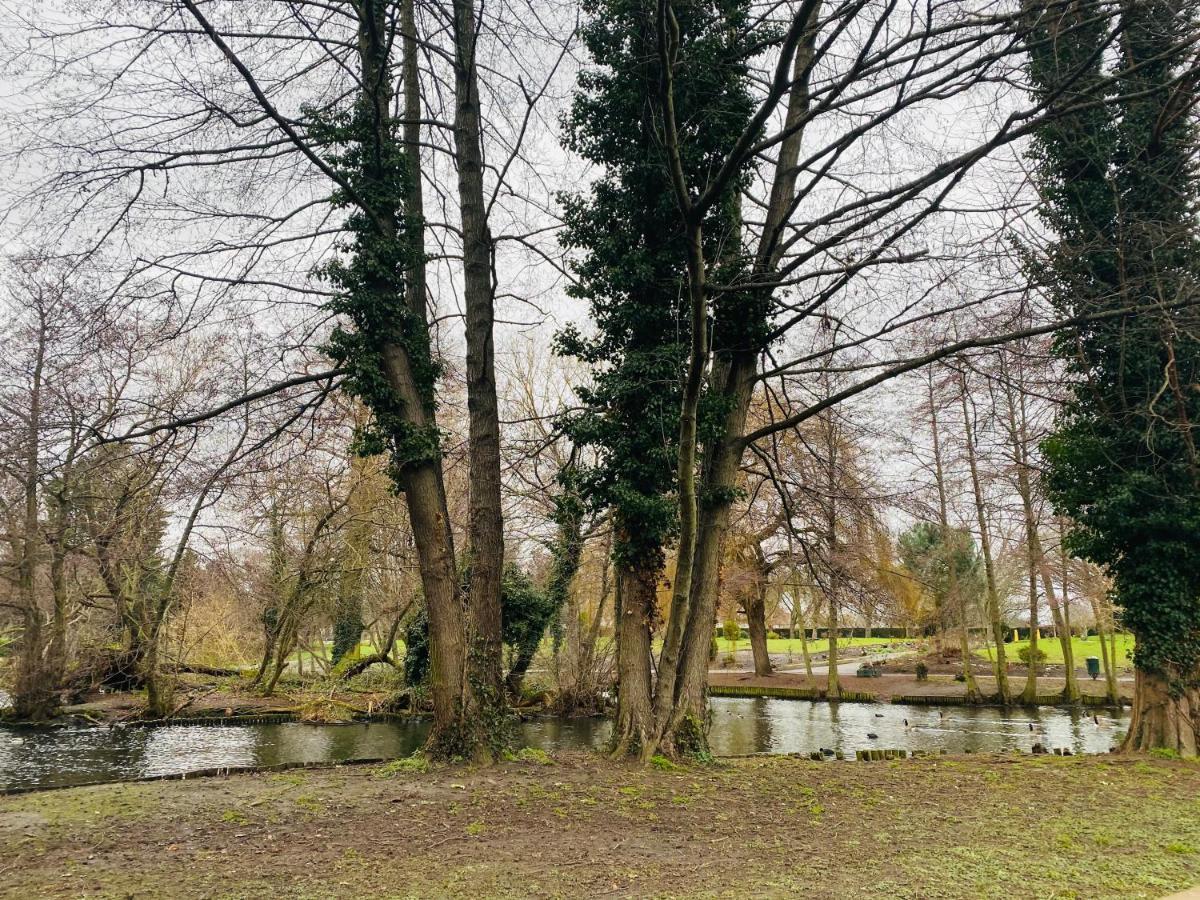 35 Mins To London. 3 Bedrooms. 2 Bathrooms With Garden Semesterbostad London