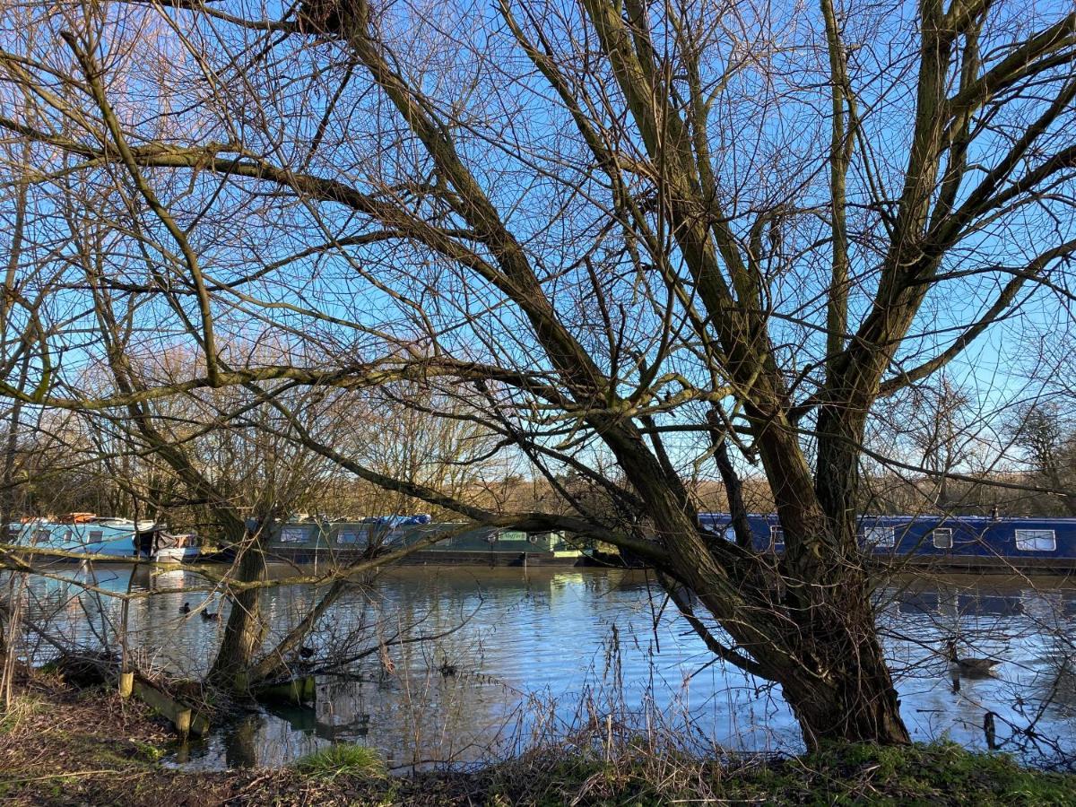 35 Mins To London. 3 Bedrooms. 2 Bathrooms With Garden Semesterbostad