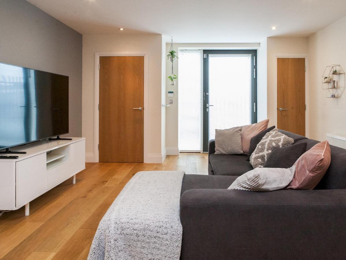 Pass The Keys Large And Modern Studio Flat In South East Apartment
