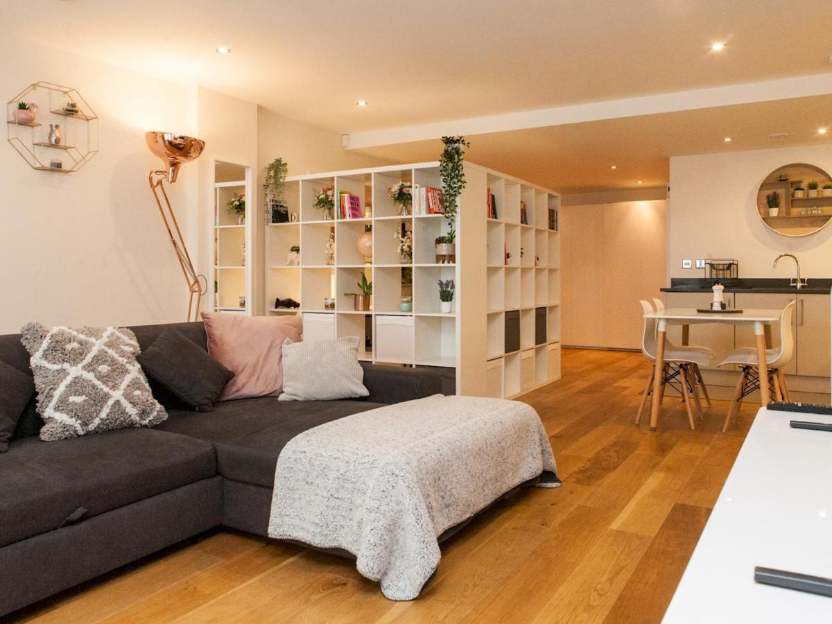 Pass The Keys Large And Modern Studio Flat In South East *