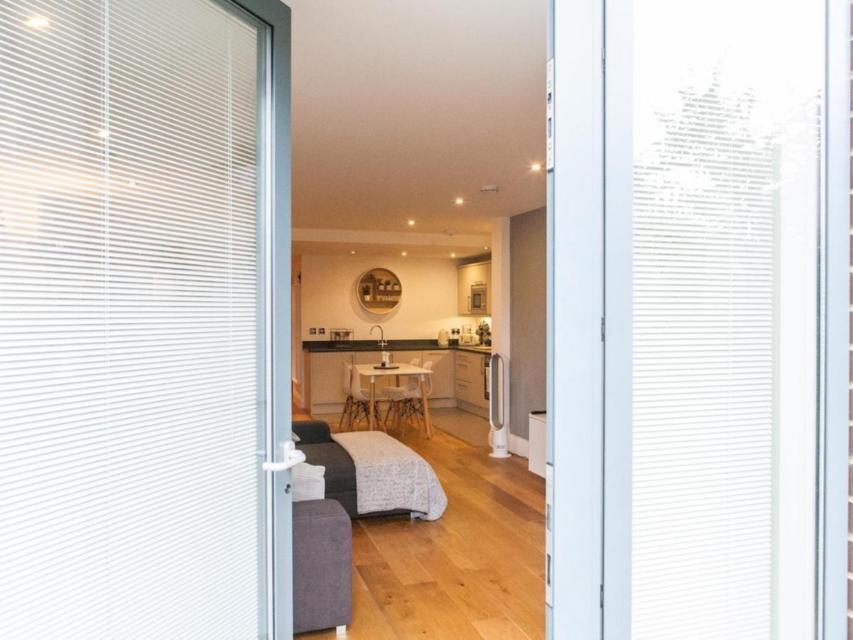 Pass The Keys Large And Modern Studio Flat In South East Apartment *