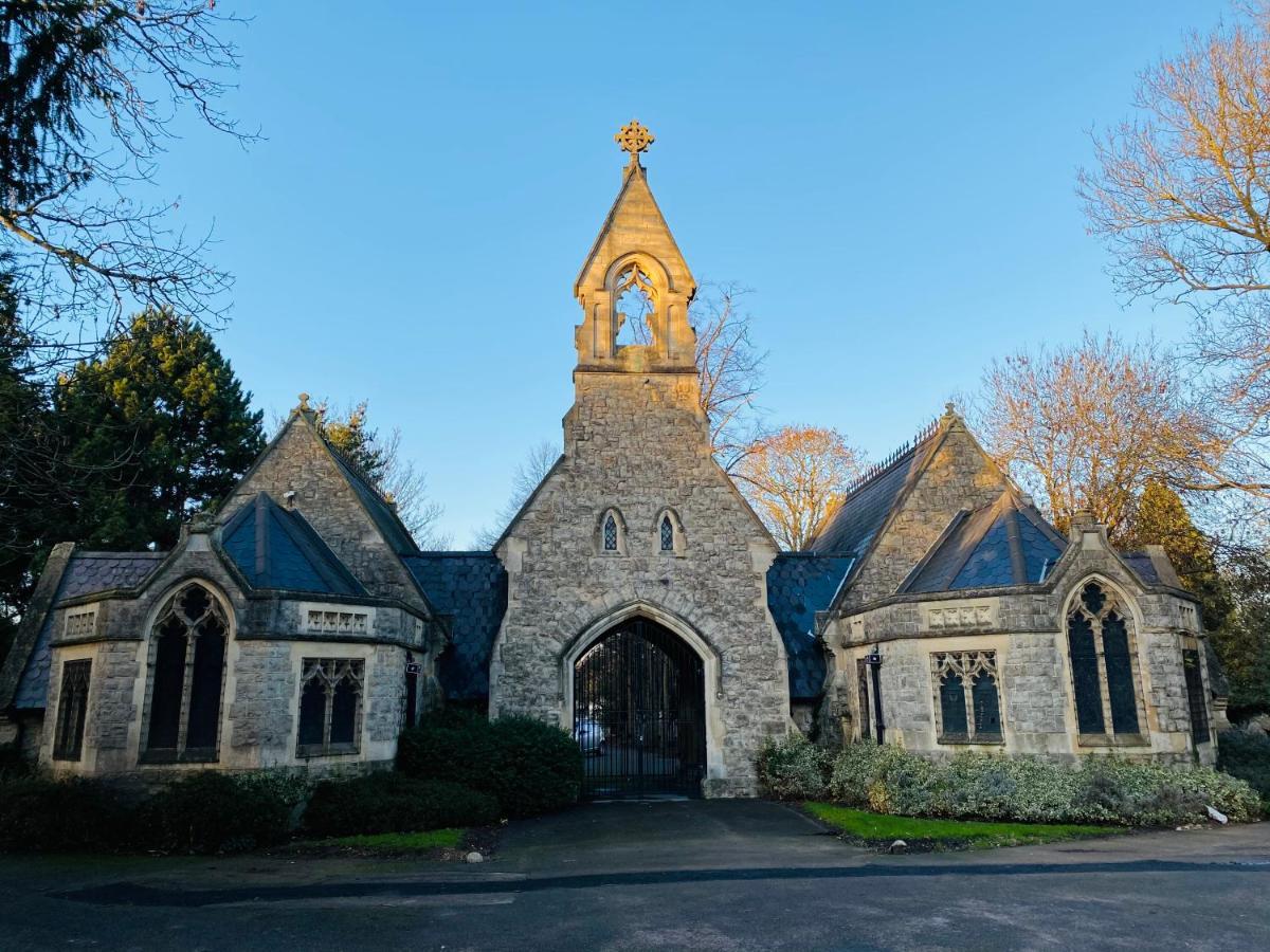 Semesterbostad 35 Mins To London. 3 Bedrooms. 2 Bathrooms With Garden