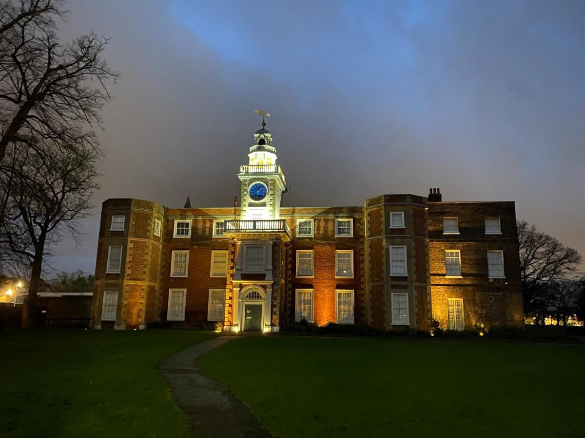 Semesterbostad 35 Mins To London. 3 Bedrooms. 2 Bathrooms With Garden