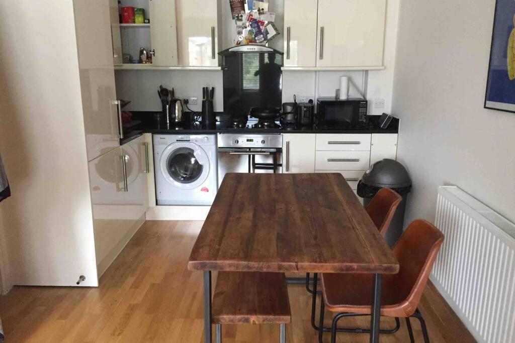 Charming Flat In Golders Green With Parking Space Londen