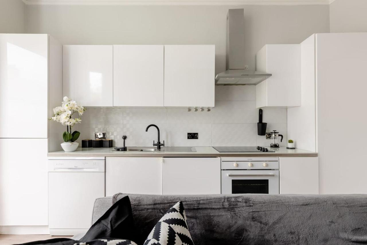 Lovely 2 Bedroom In West Hampstead, Lägenhet