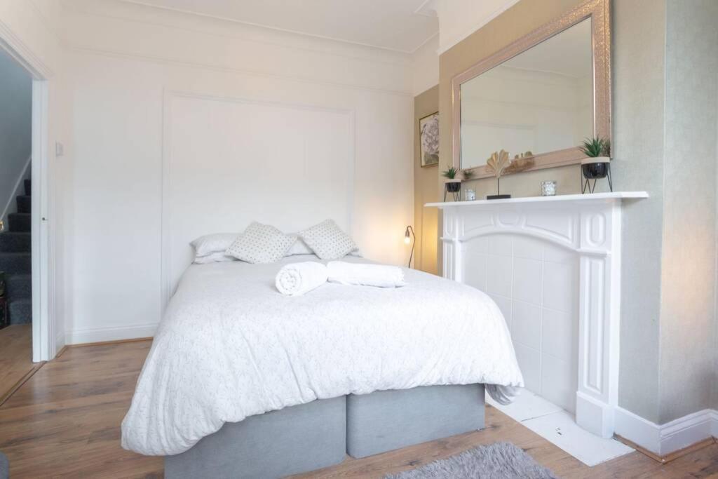 Contemporary 3 Bed House With Spacious Garden Close To Stratford Vakantiehuis *