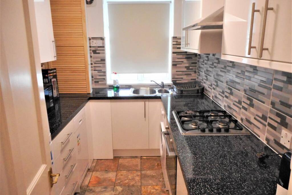 Stunning Lovely 3- Bedroom Fulham With Roof Terraces Apartment *