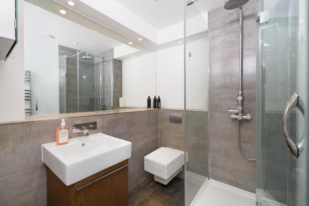 Lägenhet New! Luxury! 2Bedr/3 Beds/2,5Bath! Covent Garden ! London