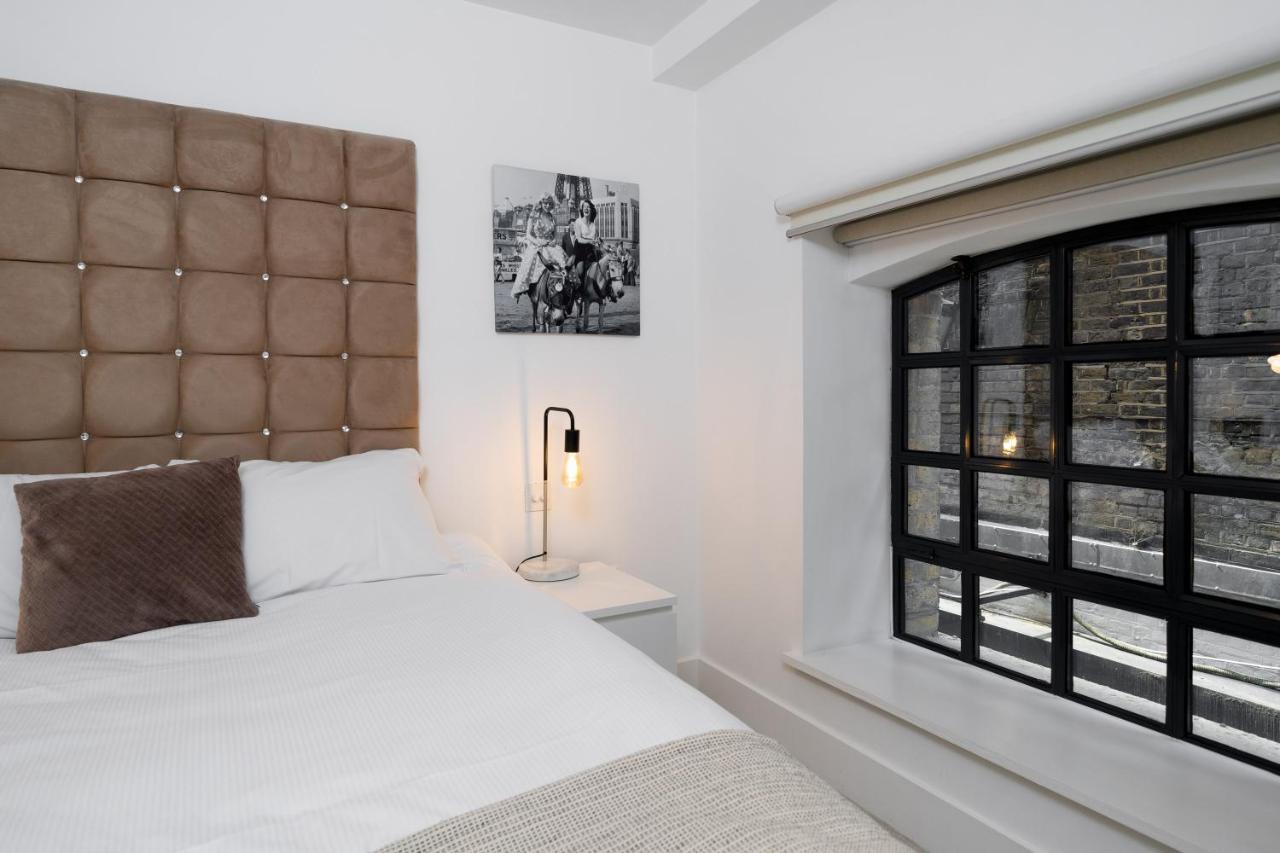 Duplex 2 Bedr, 3 Beds, 2,5 Bath Trafalgar Square Apartment