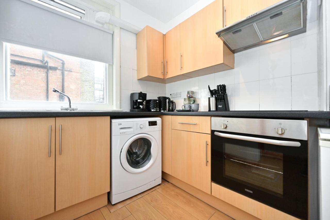 Carnaby & Oxford Street - Soho - One Bedroom - Double Bed & Sofabed * Londen