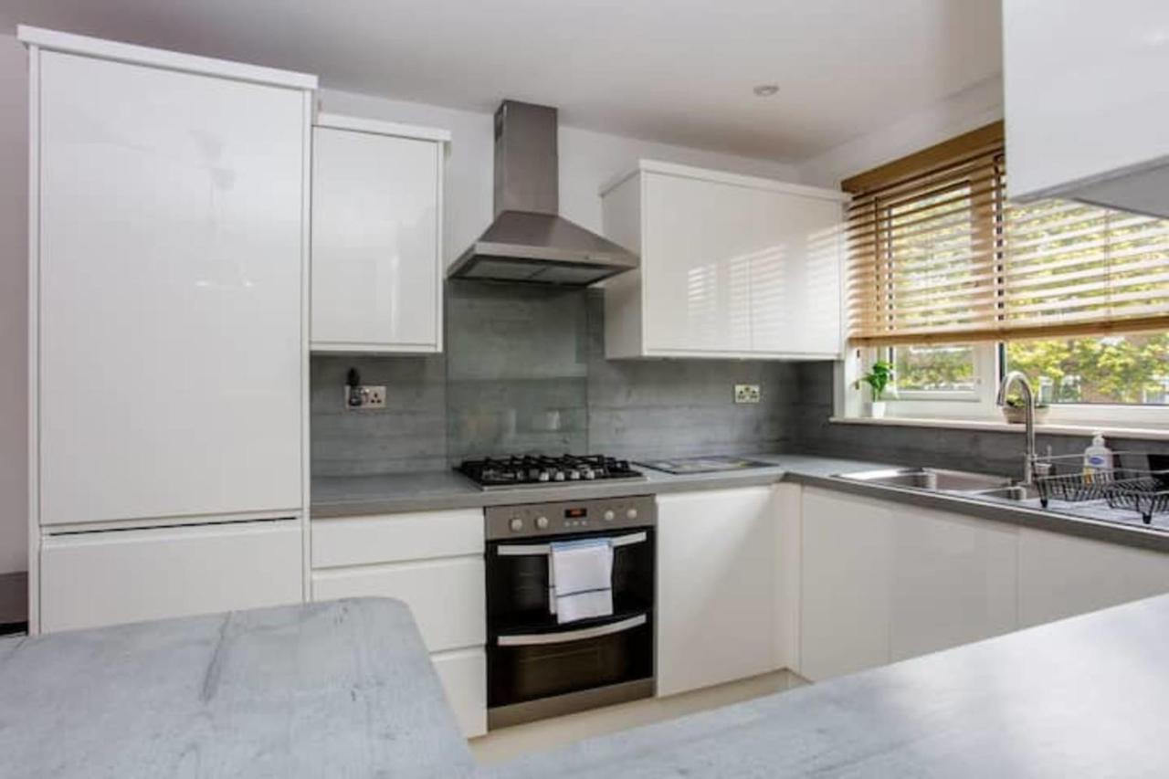 Apartment Spacious 3 Bedroom With Large Balcony *