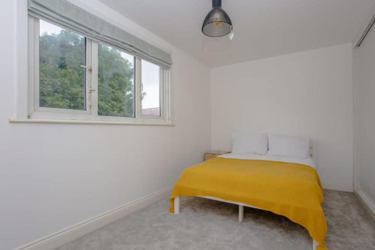 Apartment Spacious 3 Bedroom With Large Balcony London