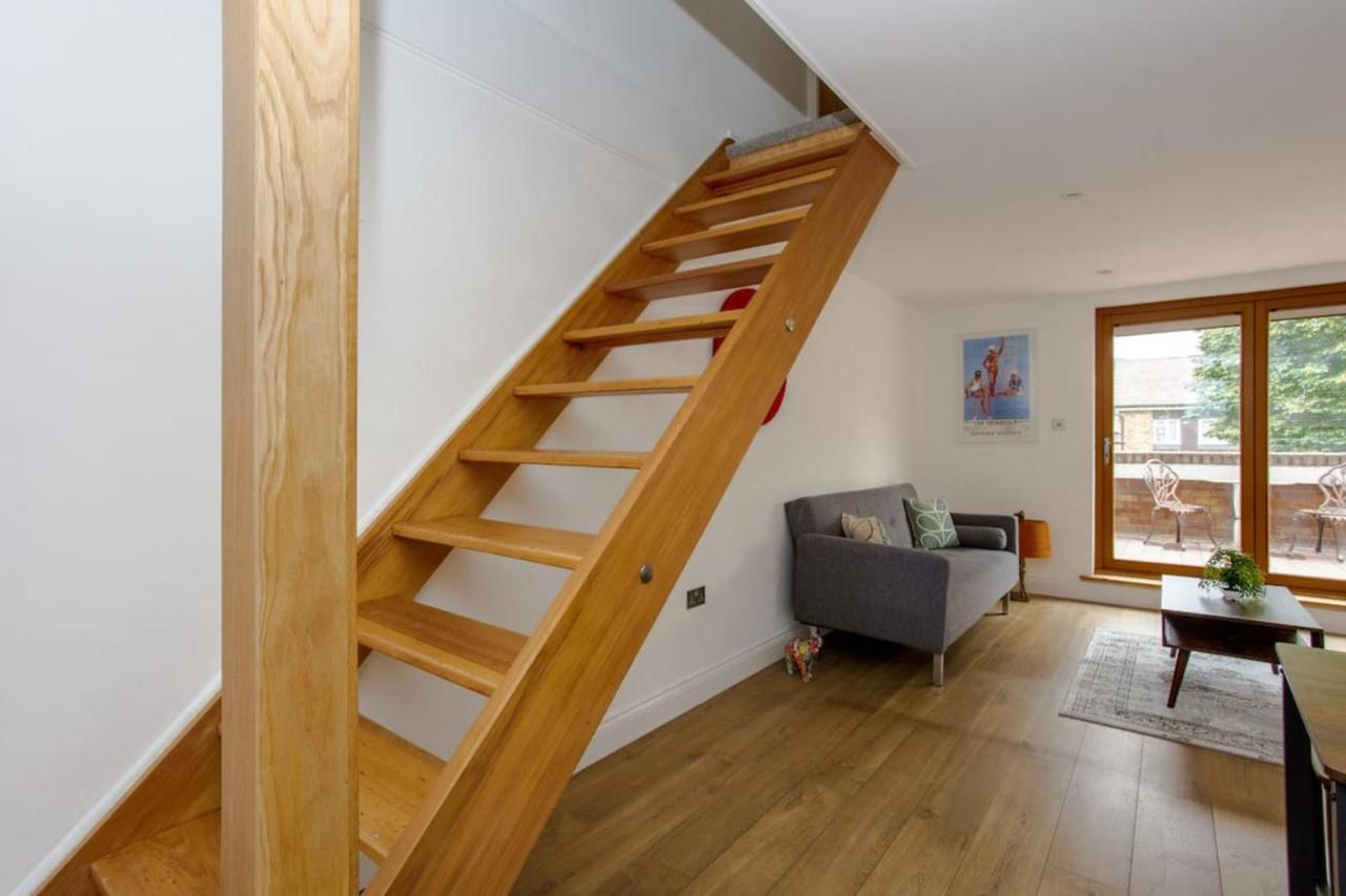 Apartment Spacious 3 Bedroom With Large Balcony London