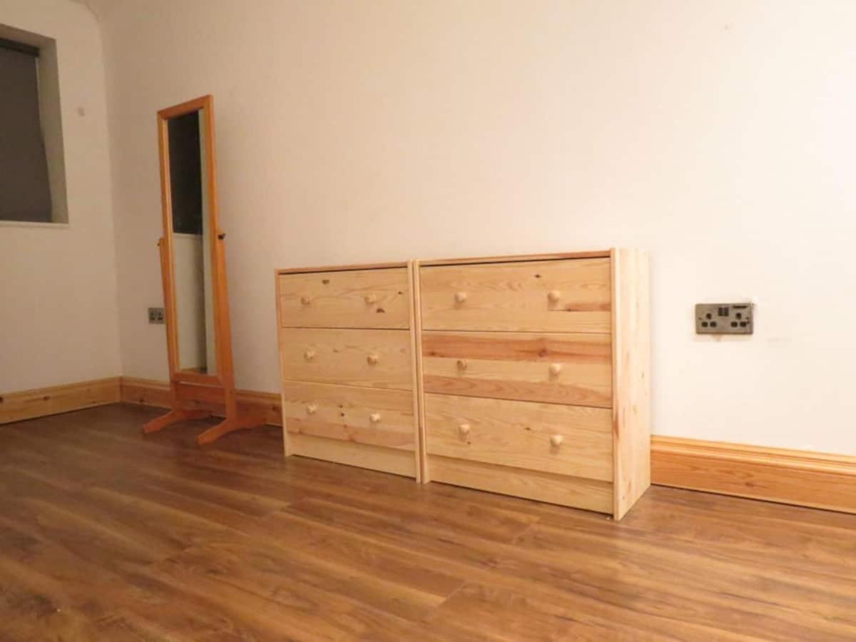 Modern Split Level Flat In Croydon * Londra