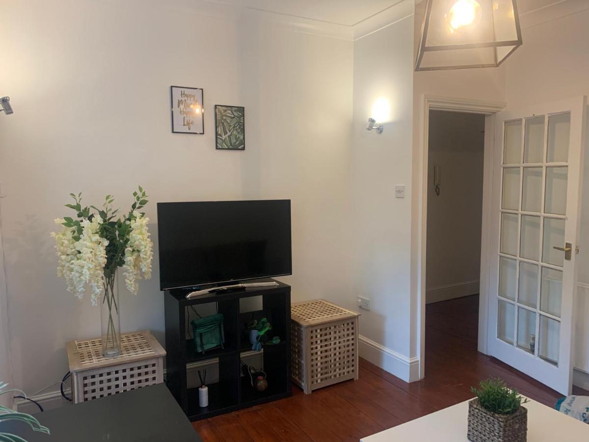 Appartement Unique 2 Bedroom In London/ Excel / Olympic Close To Line Tube Station With Gated Parking Space Londen