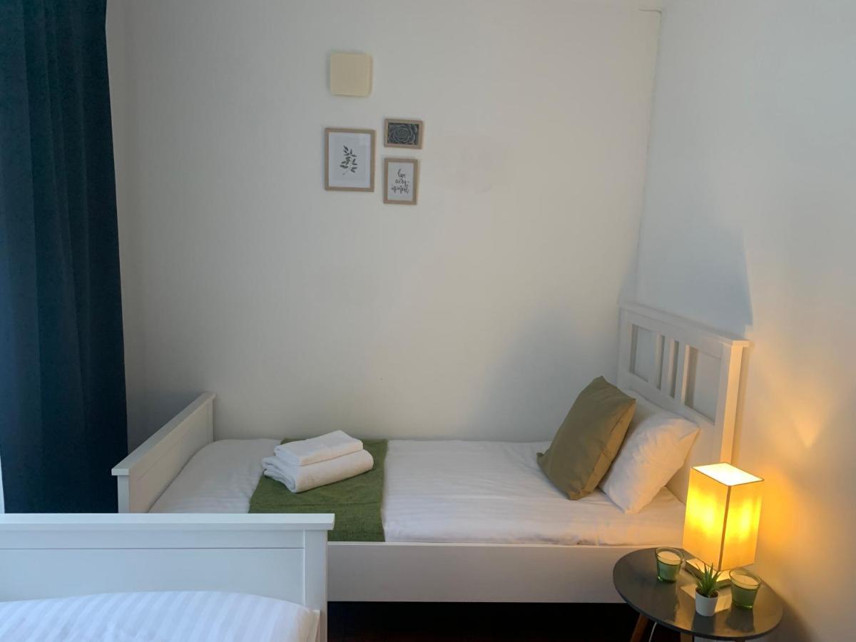 Unique 2 Bedroom In London/ Excel / Olympic Close To Line Tube Station With Gated Parking Space * Londen
