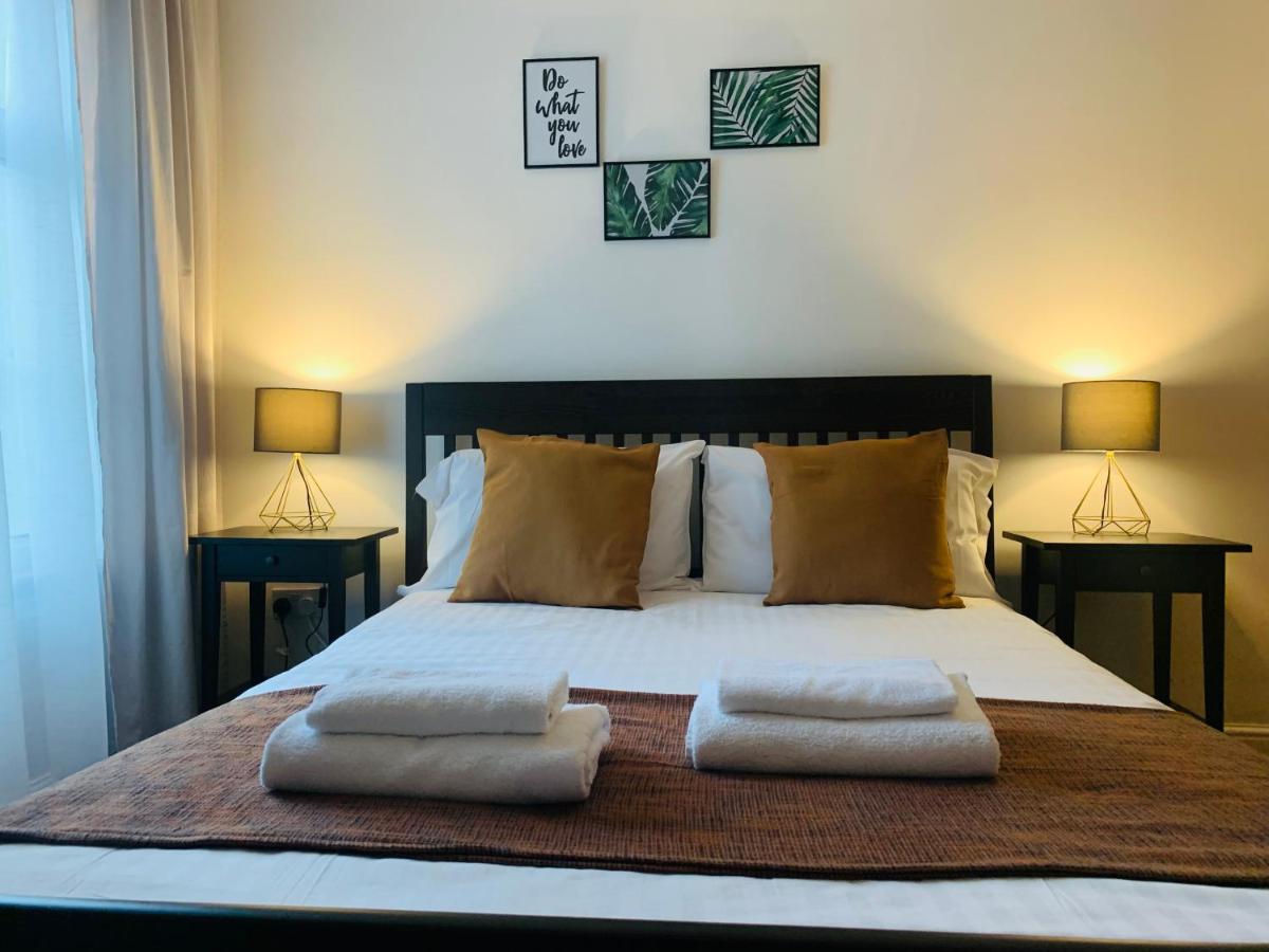 Unique 2 Bedroom In London/ Excel / Olympic Close To Line Tube Station With Gated Parking Space Appartement Londen