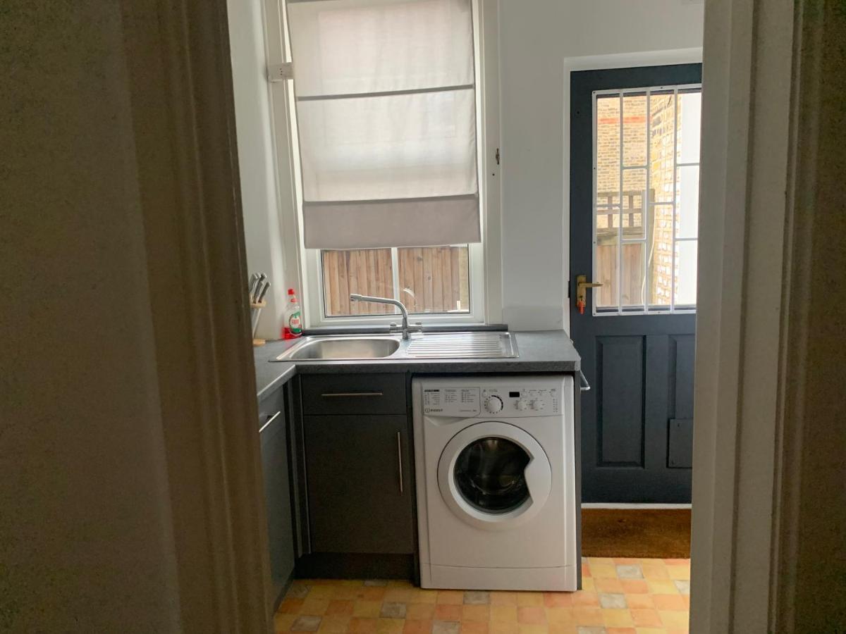 Unique 2 Bedroom In London/ Excel / Olympic Close To Line Tube Station With Gated Parking Space *
