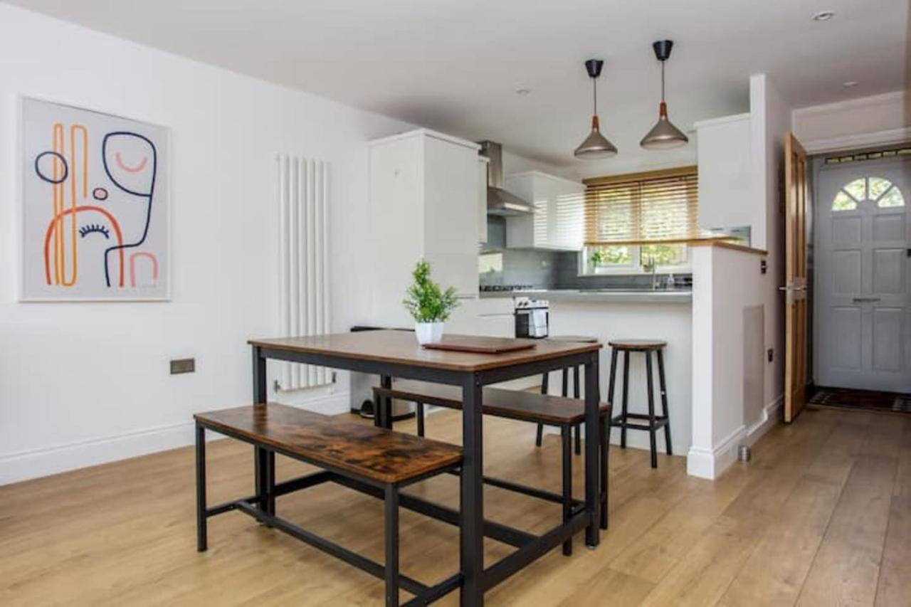 Apartment Spacious 3 Bedroom With Large Balcony London
