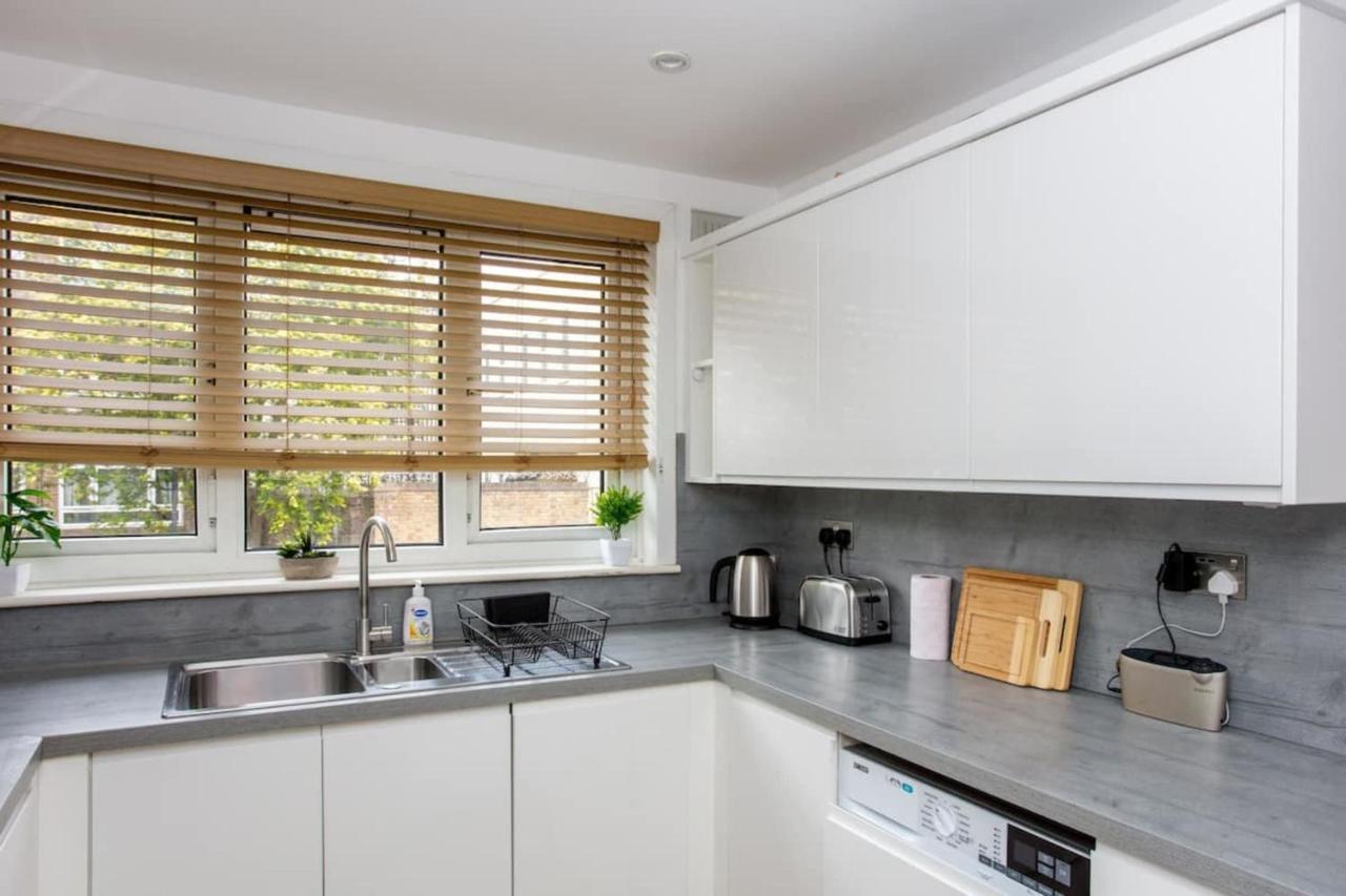 Appartement Spacious 3 Bedroom With Large Balcony Londen