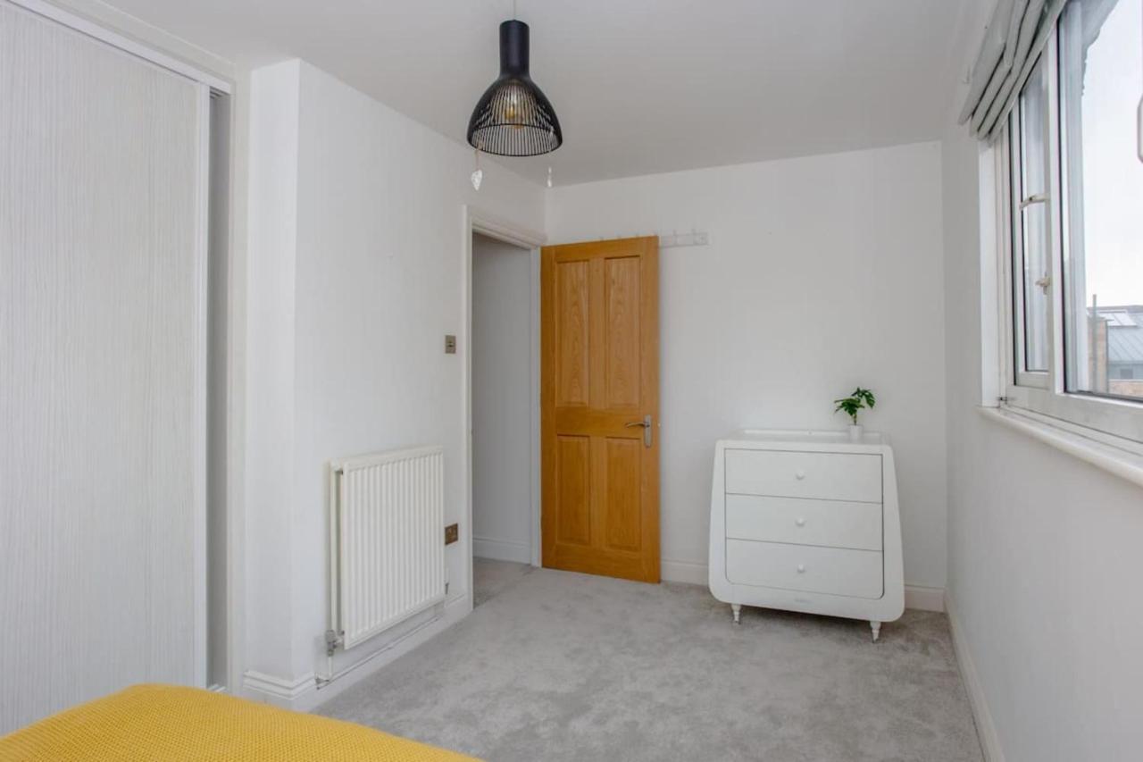 Apartment Spacious 3 Bedroom With Large Balcony *