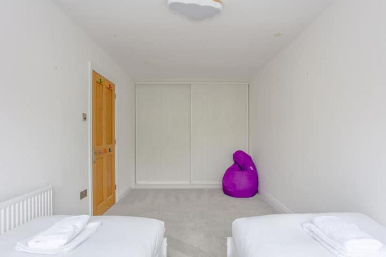 Spacious 3 Bedroom With Large Balcony London