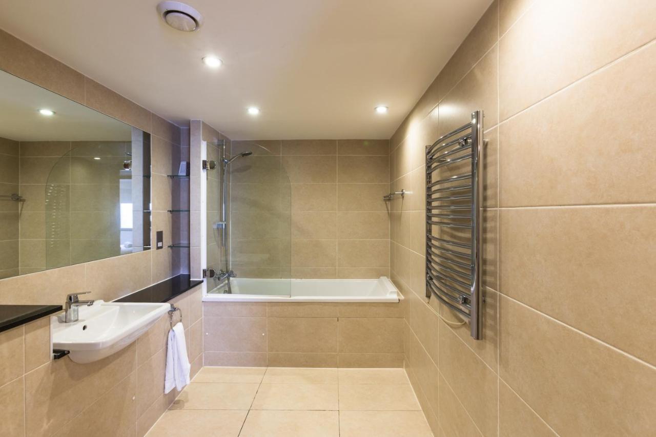 Modern 2 Bed 2 Bath With Outdoor Space Hyde Park Apartment *