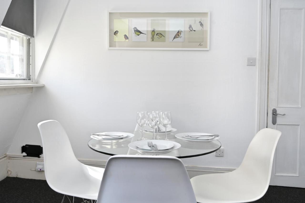 Soho, Piccadilly & Chinatown - Two Bedroom & Two Double Beds Apartment London