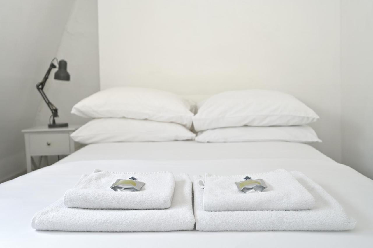 Soho, Piccadilly & Chinatown - Two Bedroom & Two Double Beds Apartment London