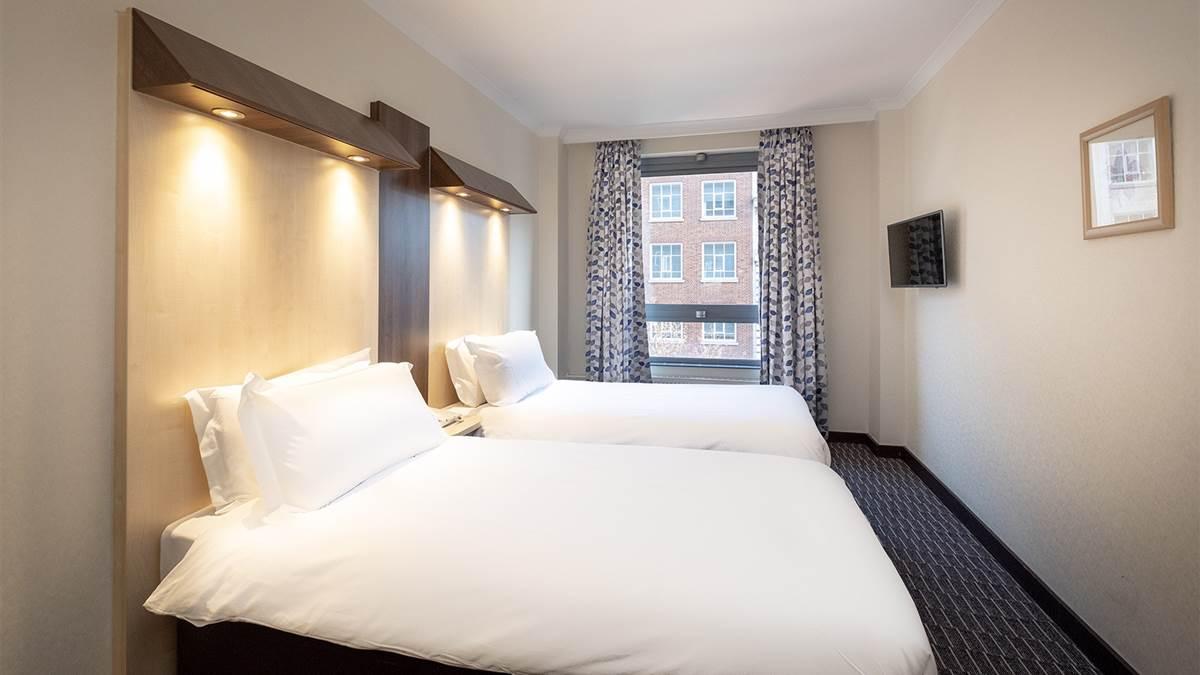 Sleeper At Royal National Hotell 4*