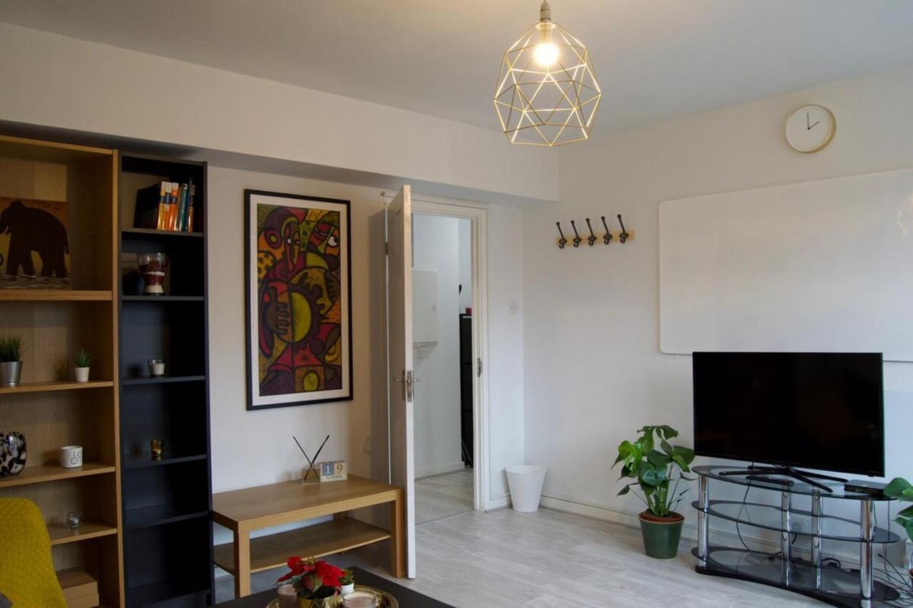 Modern 1 Bedroom In Shadwell With Balcony Apartment London