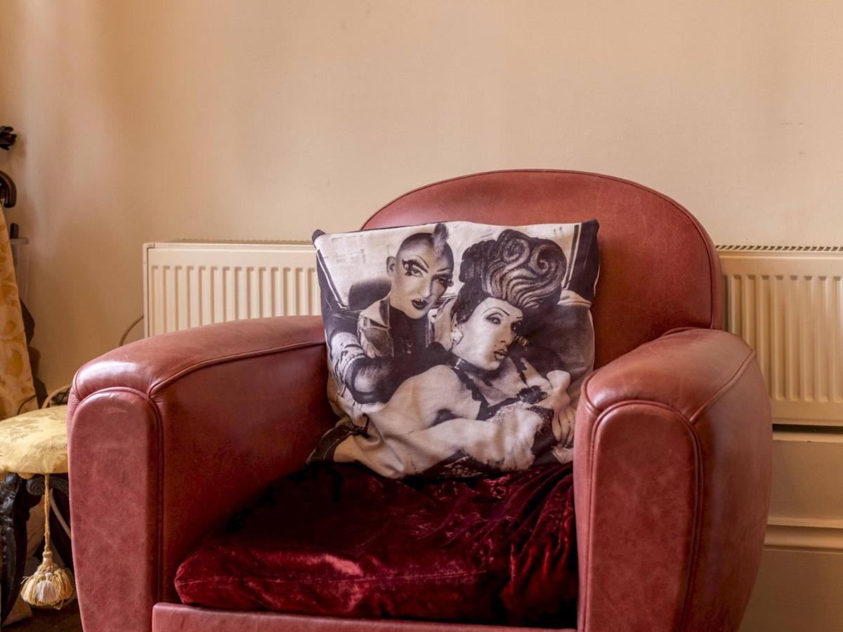 Pass The Keys Split-floors Antique In Portobello Road Appartement *