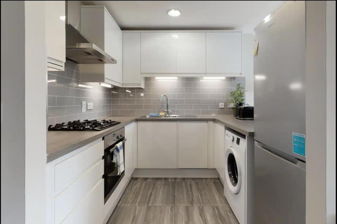 Lägenhet Modern 2 Bedroom Flat With Patio In Turnpike Lane London