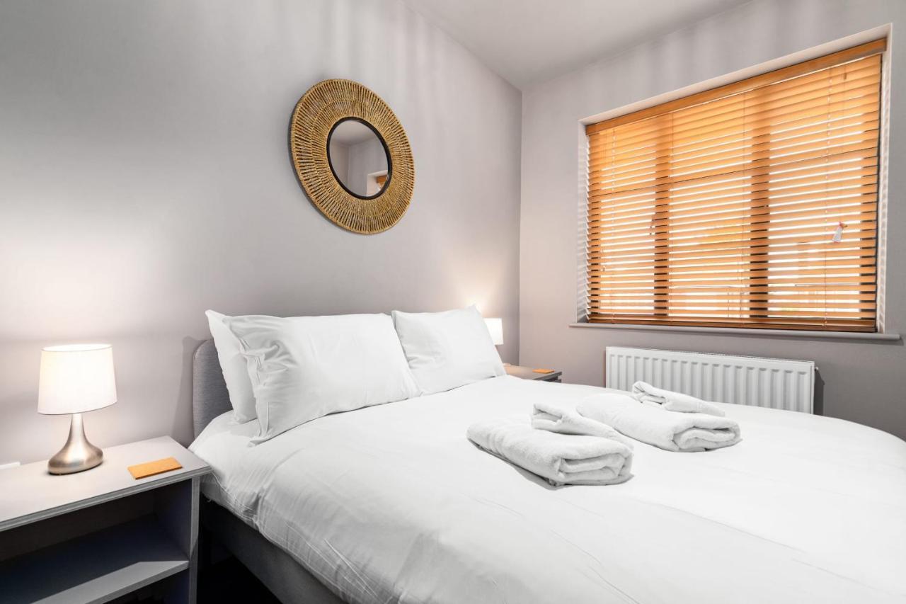 Lovely 2-bed - Hosted By Guestready * London