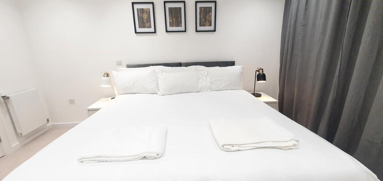 Garland Modern 3 Bedroom House Westfield - Stratford * Londra