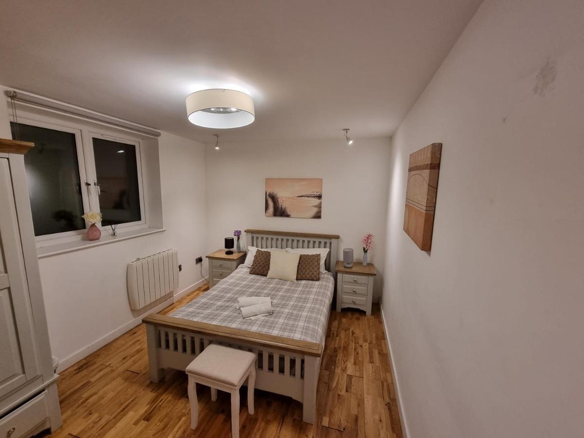 Spacious & Central Park Ground Floor Flat Lägenhet