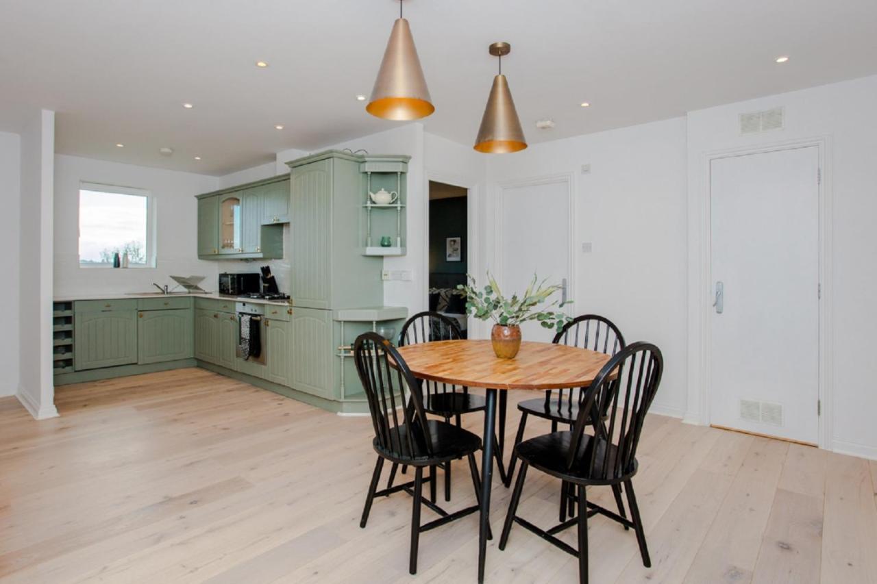 The Sparkford Gardens - Lovely 2bdr With Balcony Lejlighed London