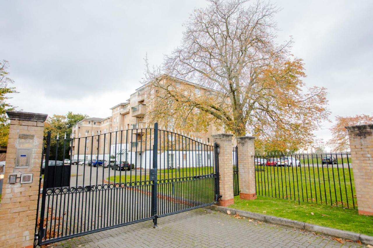 The Sparkford Gardens - Lovely 2bdr With Balcony Lejlighed London