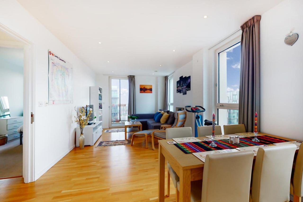 Lovely 2 Bedroom Flat With Balcony In Stratford * Londra