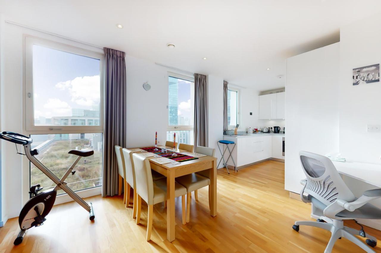 Lovely 2 Bedroom Flat With Balcony In Stratford Lägenhet *
