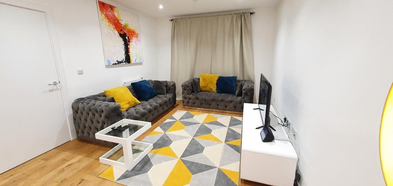 Garland Modern 3 Bedroom House Westfield - Stratford * Londra