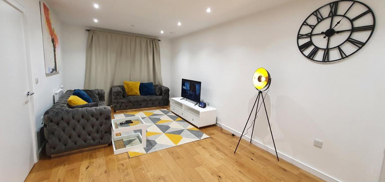 Garland Modern 3 Bedroom House Westfield - Stratford * Londra