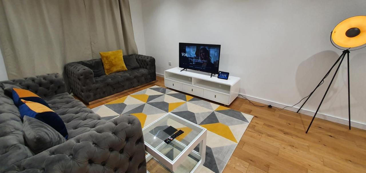 Garland Modern 3 Bedroom House Westfield - Stratford * Londra